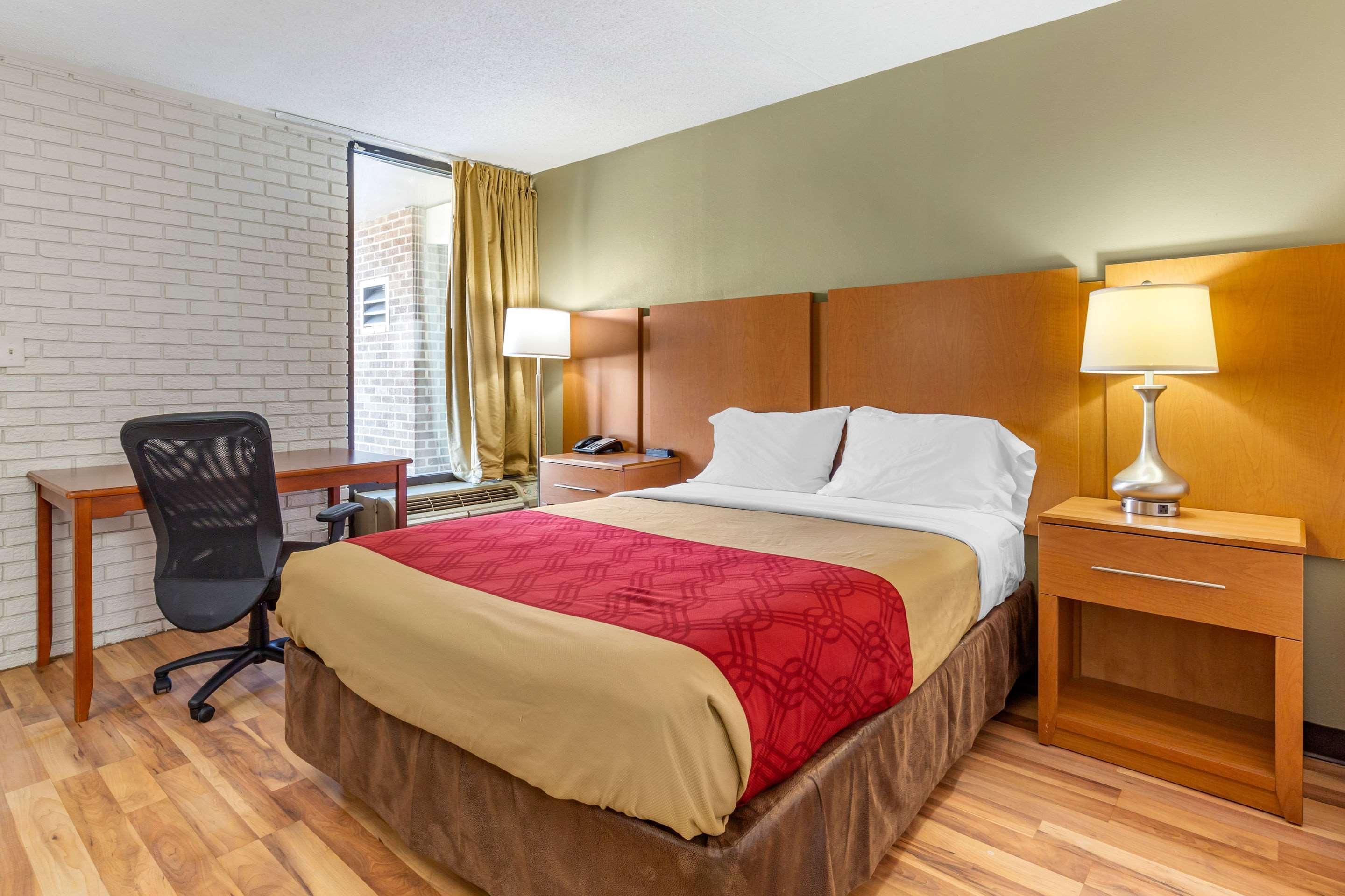 Econo Lodge *