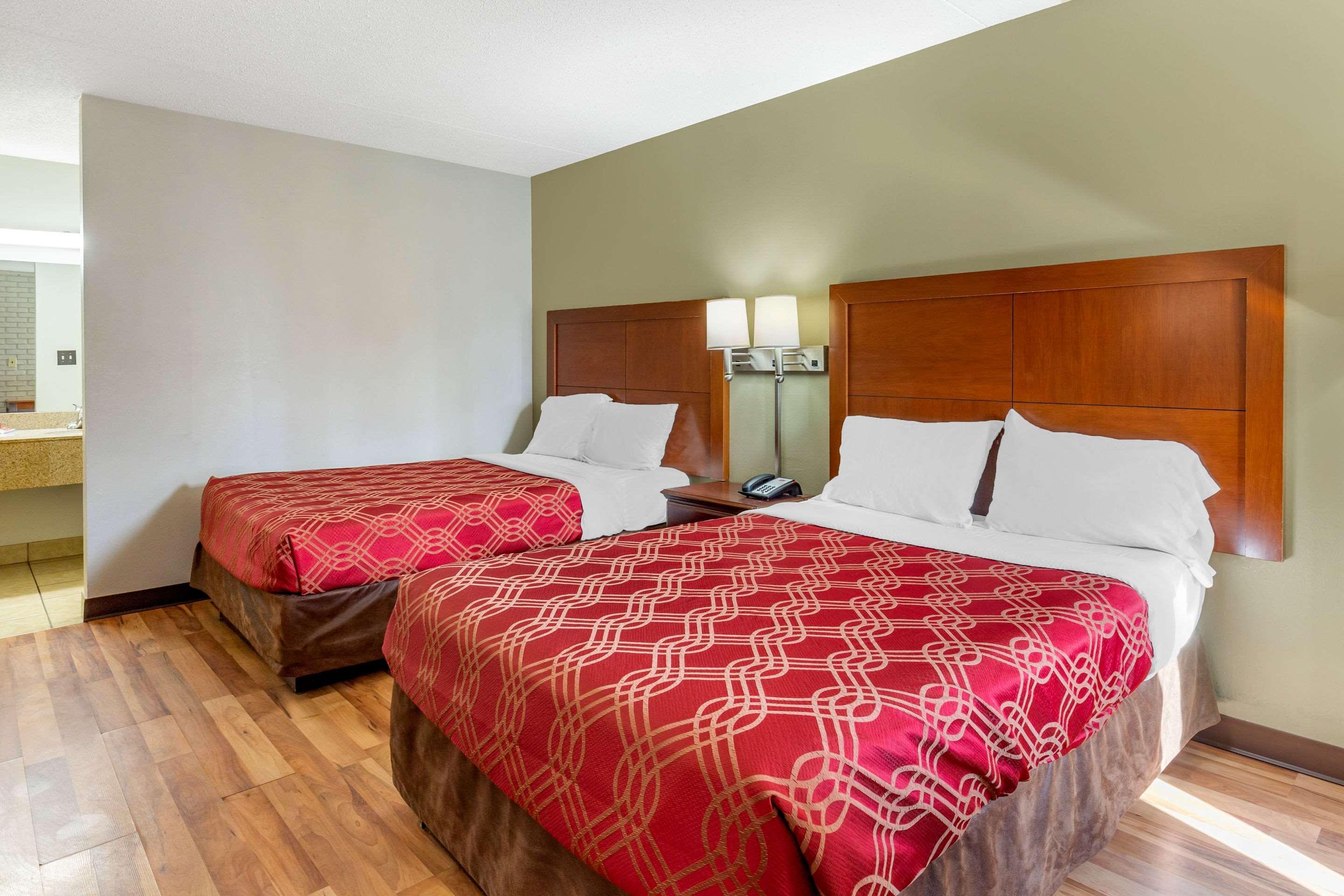 Econo Lodge *