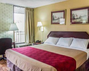 Econo Lodge *