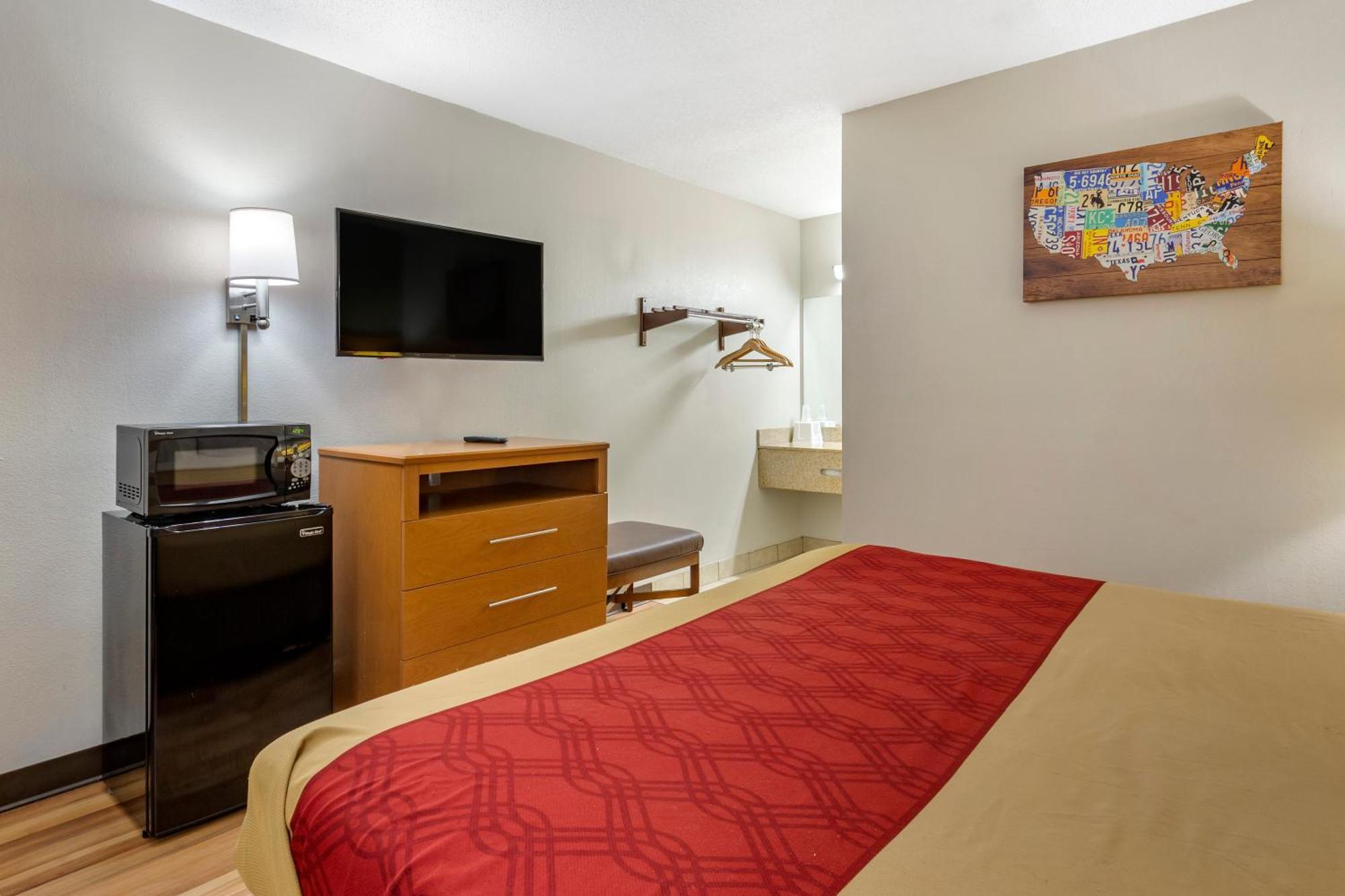 Econo Lodge *