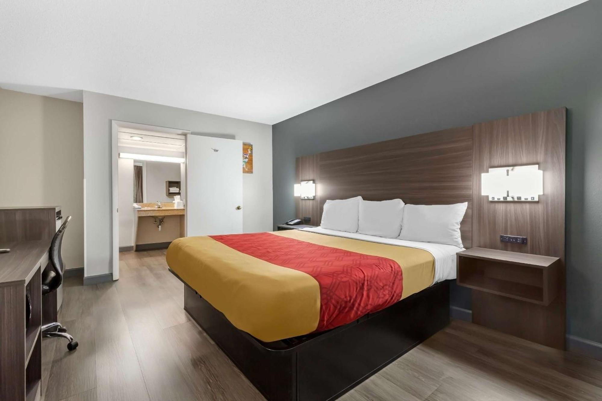 Econo Lodge *