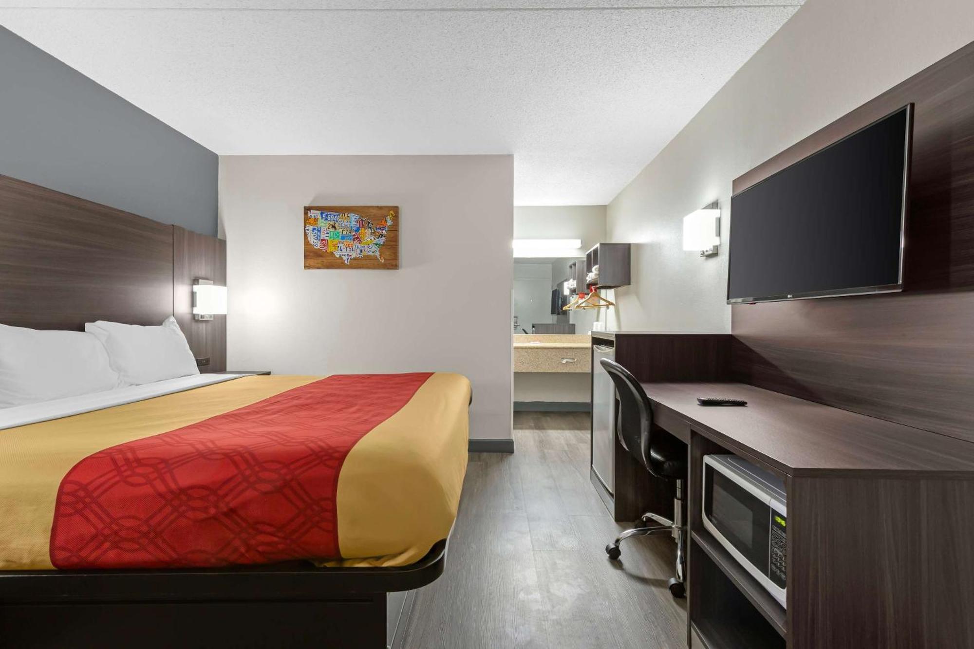 Econo Lodge *