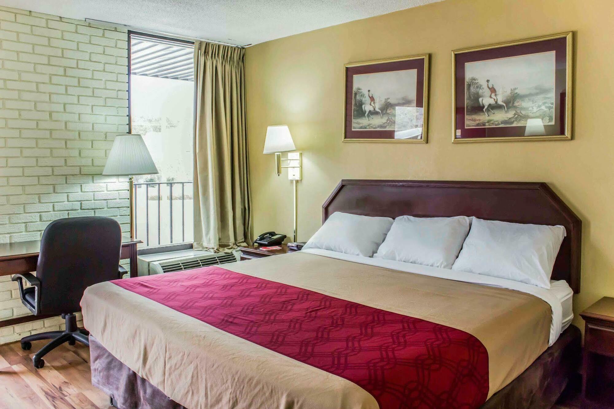 Econo Lodge *