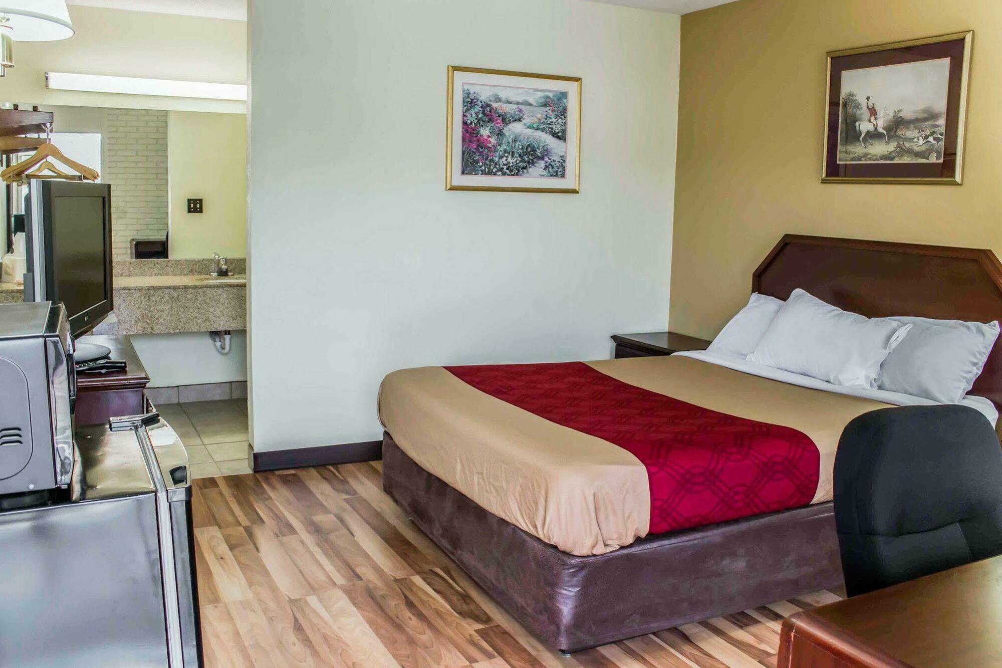 Econo Lodge *